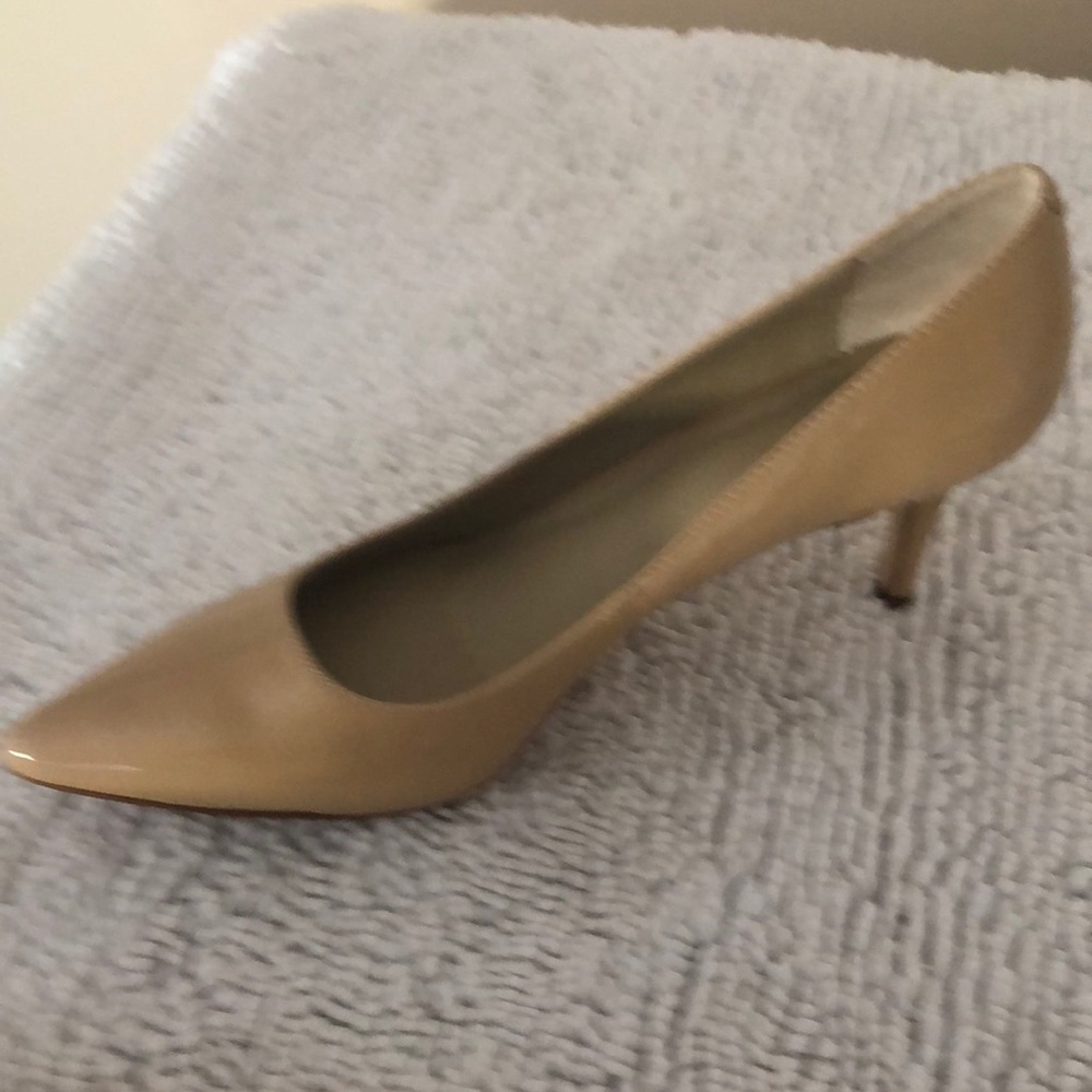 Ann Taylor pumps in patent leather NEVER WORN